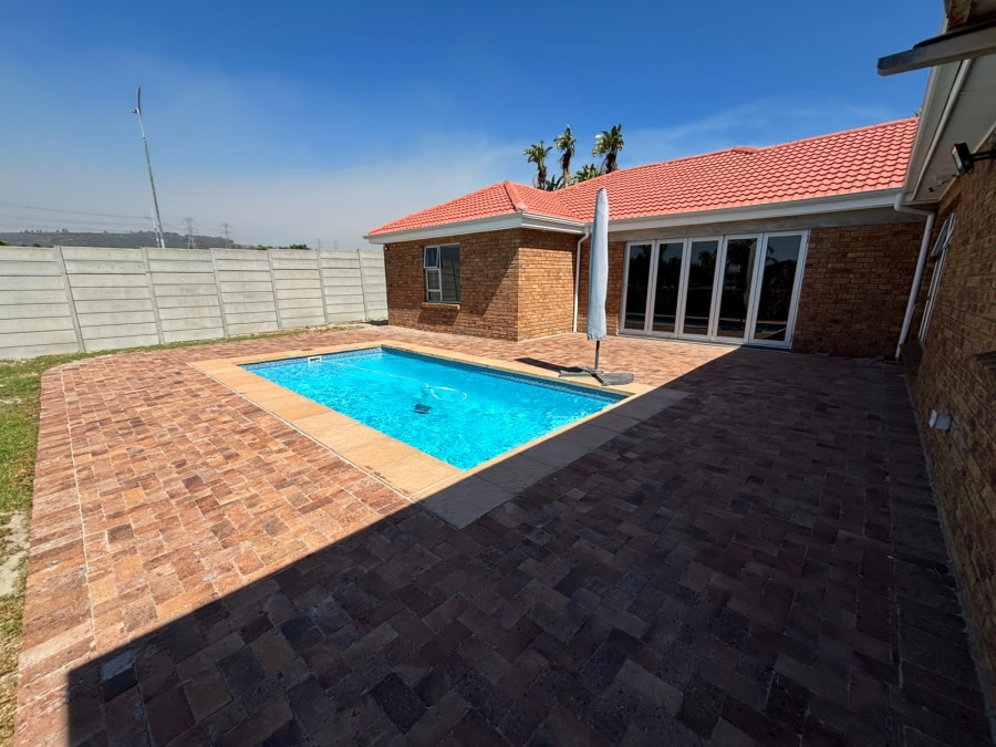 To Let 5 Bedroom Property for Rent in Rouxville Western Cape